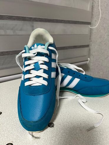 Кроссовки и спортивная обувь: Кроссовки, 40, Adidas, Б/у, цвет - Голубой, Самовывоз, Платная доставка