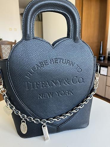 guci torba: Tiffany & Co. torba – model u obliku srca, crna, granulirana — 3