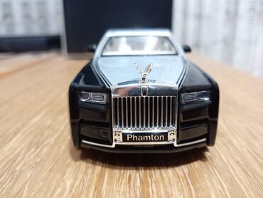 Figurice i makete: Nov metalni model automobila Rols Rojs Fantom. Pale mu se prednja i — 6