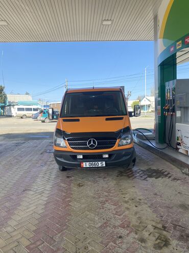 оптом кийим: Көчүү, эмеректерди көчүрүү, Регион боюнча, Шаар ичинде, Өлкө боюнча, жүк ташуучу жумушчусу менен