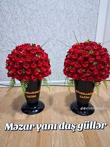 həyət gulu: Məzar yanı daş güllər – qara rəngli, parlaq dayaqlı vazalarda bərk — 1