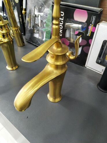 hamam seti: Qızılı rəngdə lavabo qarışdırıcısı (batarya) - Material: metal gövdə