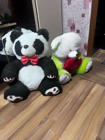 Oyuncaqlar: İki ədəd yumşaq oyuncaq: bir panda və bir ayı. Panda qara və ağ
