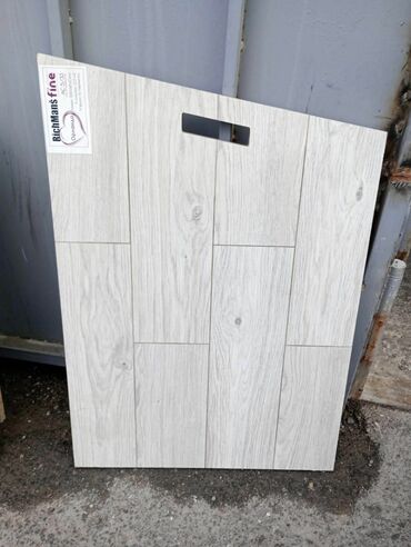 taxta qapila: Ağ-boz ağac naxışlı döşəmə kafeli (laminat effekti) - Material