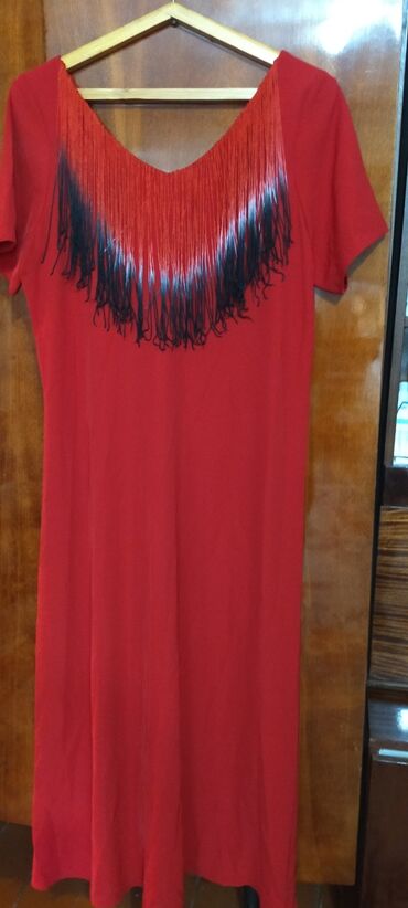 красное платье в пол: Платье в отличном состоянии, длинною в пол с глубоким вырезом, на