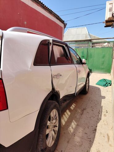 ZX: Kia Sorento ağ rəngli krossover (təxminən 2010–2012 dizaynı). 5