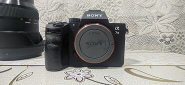 Sony a7iii. Tek body.hec bir pramlemi yoxdu ideal veziyetdedir.ekranda