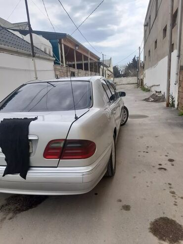 Mercedes-Benz: Mercedes-Benz E 200: 2 l | 1998 il Sedan — 2