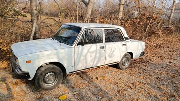 VAZ (LADA): Lada 2107 sedan – klassik ağ rəngdə, 4 qapılı. Texniki və xarici — 2