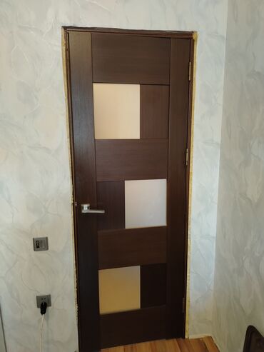 Otaq qapıları: 4 eded ölçüləri 70/200 və 80/200 Qəhvəyi rəngdə olan, müasir dizaynlı
