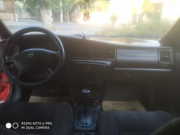 opel 1 3: Opel Astra Vectra (ünvan nömrəsi görünür), qırmızı rəngli universal — 5