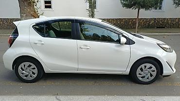 teker hava sensoru: Toyota Aqua hibrid hetçbek. Ağ rəngli кузов, 5 qapılı kompakt şəhər — 9