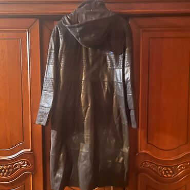 Pencəklər: Qadınlar üçün uzun dəri plaş/palto - Rəng: qara - Material: parlaq