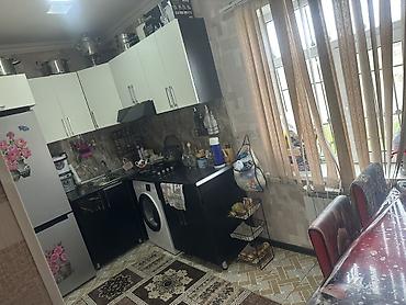 yeni əmlak az: 3 otaqli heyet evi 2 masinliq heyeti var we xsi yasadiqim evdi qosa — 2