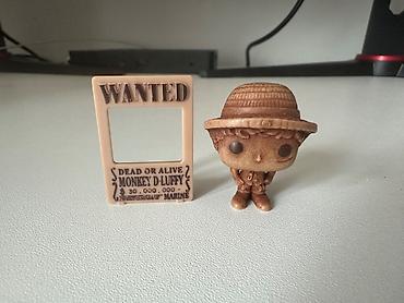 pive seti: One Piece – Monkey D. Luffy mini fiquru və “Wanted” çərçivəsi seti - — 2