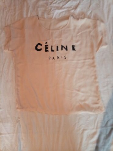 Ağ rəngli, qısaqol köynək. Köynəyin üzərində "CÉLINE PARIS" yazısı