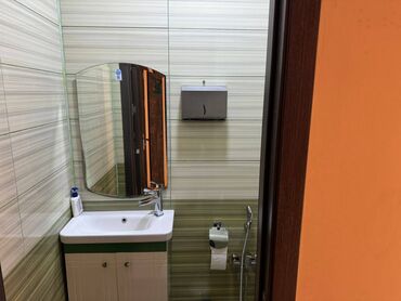 Digər kommersiya daşınmaz əmlakı: Neftçilər metrosunun yaxınlığında, ümumi sahəsi 174 kv/m olan, 4 — 13