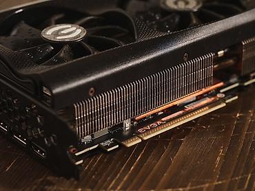 подставка для наушников: Видеокарта EVGA GeForce RTX (серия с тройным кулером) - Мощная — 4