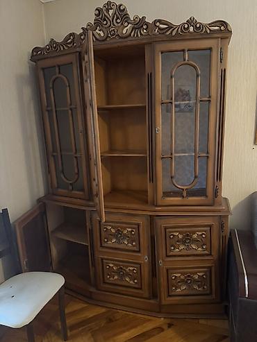 qedimi bufet: Klassik üslubda bəzədilmiş vitrinskaf - Material: bərk ağac (taxta) — 1