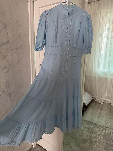 bleu de chanel: Нежно-голубое платье миди с романтичными деталями. - Фасон — 2