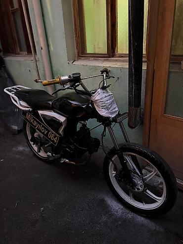 r17 sam: Qara rəngdə, sport üslubda yığılmış moped/motosiklet. Şəkillərdə — 2