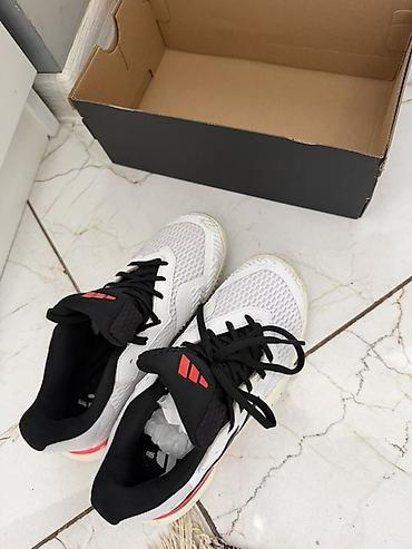 ağ krasofka: Məhsul: Adidas kişi/kadın idman ayaqqabısı - Rəng: ağ üst hissə, qara — 1