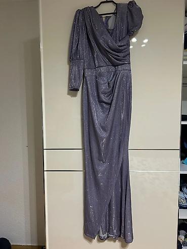 moda mi beograd: - Elegantna crno-bela haljina bez rukava, midi dužine. Kroj naglašava — 4
