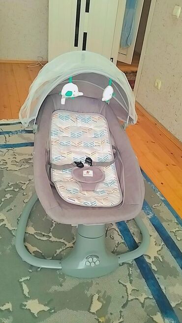 гармошка для унитаза: Oğlan və qız üçün, Beşik, Yellənmə mexanizm ilə