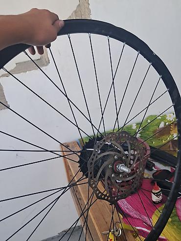Городские велосипеды: SALAM BU DISQ ZIGZAG MARKALI VELOSIPEDIN UZERINDEN CIXIB MASIN TOPLARI — 2