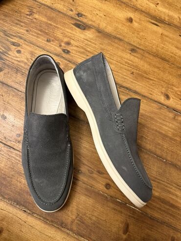 kişi koftaları: Tünd boz rəngli, süet tipli materialdan hazırlanmış kişi loaferləri