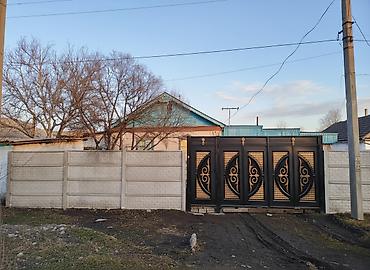 Продажа коттеджей и домов: Продаю дом, 4 комнаты, кухня, прихожка. Все окна новые, пластиковые — 1