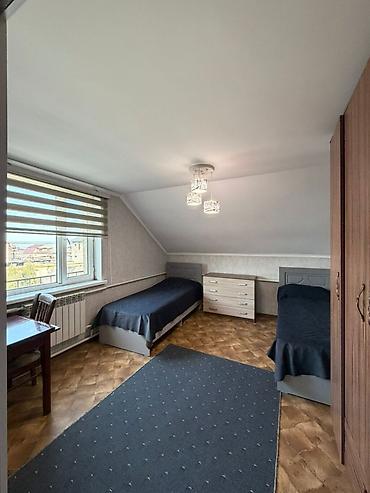 Продажа коттеджей и домов: 🏡 **Продаётся 2-этажный дом в ж/м Ак-Ордо** 🛏 **7 комнат** 📐 Площадь — 16
