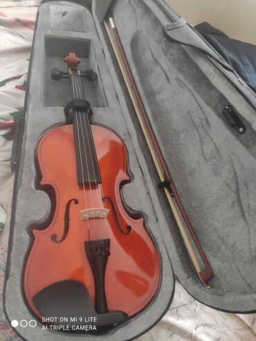 скрипка и электрогитара: 4/4 Turkiye istehsali. teze alinib.chek var 200 manata almishiq. kocle