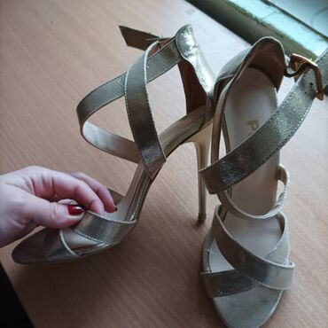 srebrna haljina i cipele: Sandale, 37