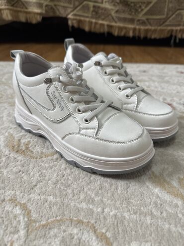 белые кроссы: Продаю новая женская обувь Размер 36.5-37 Причина продажи размер не