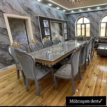 Klassik üslubda böyük yemək dəsti. - Uzun, düzbucaqlı masa: parlaq