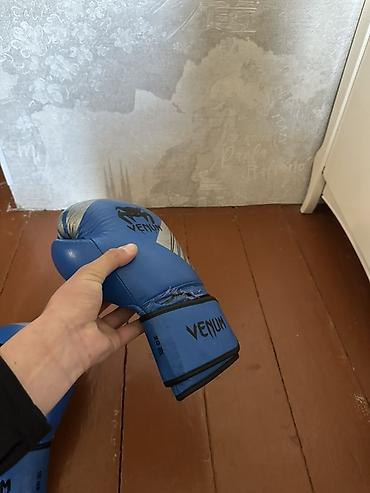 Перчатки: Набор для бокса/единоборств в синем цвете: - Перчатки Venum, вес 12 — 12
