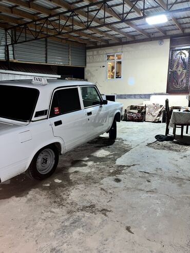 VAZ (LADA): Lada 2107 sedan – ağ rəngli, klassik kuzov. Üstündə dam “TAXI” işarəsi — 9