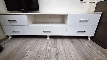 hamam ref: Ağ rəngli TV stendi / media konsolu - Minimalist dizayn, parlaq səth — 1