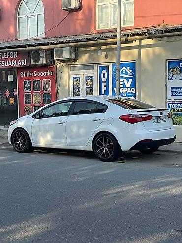 ford transit oluxanasi: Kia Cerato (ağ rəng, sedan) - Xarici görünüş: ağ kuzov, qara — 2