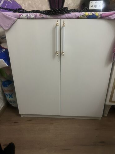 Masalar və oturacaqlar: Açılan, 2 qapılı Düz dolab