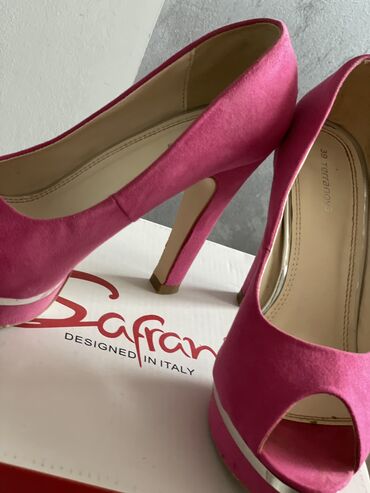 Personal Items: Pumps, Safran, 39