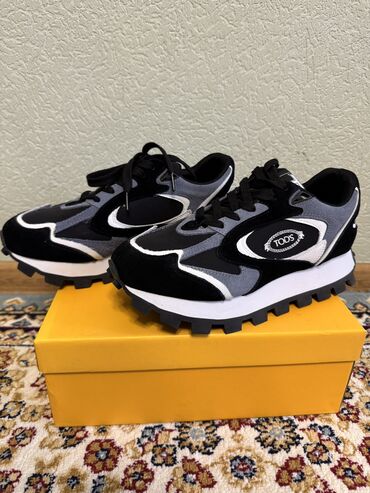Women's Sneakers and athletic shoes: Новые кроссовки сверху замша внутри кожаная стелька