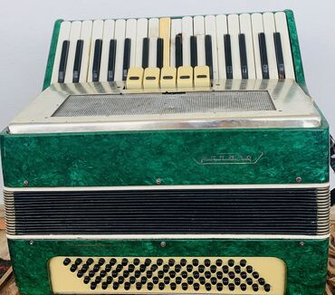 калонка с микрофоном: Продаётся отличный аккордеон с красивым звуком и удобной клавиатурой