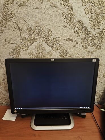 Monitorlar: HP brendinin qara rəngli kompüter monitoru. Geniş ekranı və möhkəm