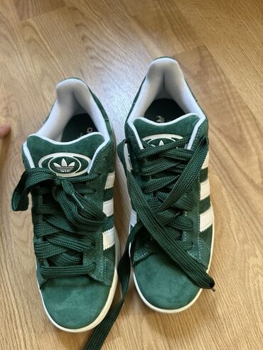 Boşqablar: Adidas Originals idman ayaqqabısı – tünd yaşıl rəngdə, ağ 3 zolaqlı