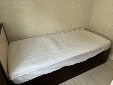 кровать односпальная с ящиками: Односпальная кровать, Б/у, С ящиком для хранения, длина - 200 см