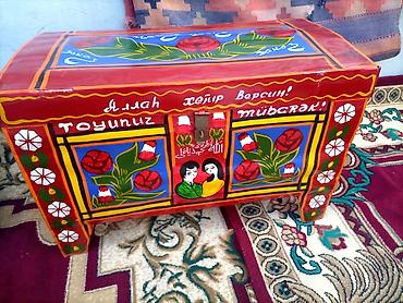 gulcu: Əl işı boyalı sandıq – milli naxışlı, toy mövzulu - Material: taxta - — 2