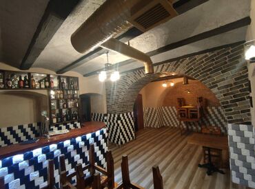 Digər kommersiya daşınmaz əmlakı: Obyekt 100 m2-dir. Yeni təmir olunub. Əşyalı olaraq verilir. İçində — 4