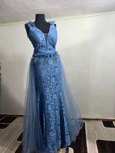 Вечерние платья: Вечерние платья, длинные, на подкладке. 1) Голубое: - Силуэт — 2